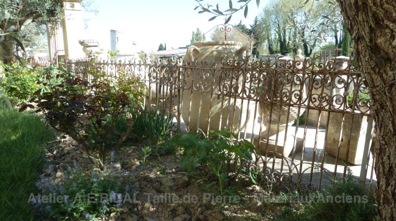 Superbe garde-corp blanc - grilles anciennes pour le jardin.