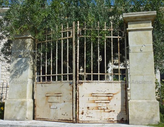 Portail ancien présenté ici accolé à un pilier ancien de part et d'autre des deux vantaux qui peuvent être achetés à part sur notre site.