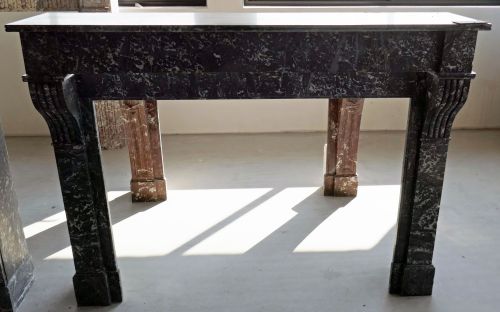 Cheminée marbre noir richement décorée - une cheminée ancienne fastueuse.
