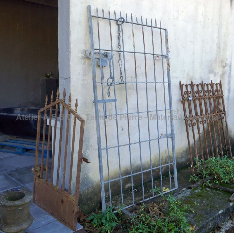 Ancienne porte de cave métallique peinte en gris par Les Matériaux Anciens en Provence Alain BIDAL.