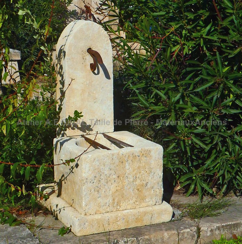 Petite fontaine en pierre peu onéreuse et facile à installer : Atelier Alain BIDAL