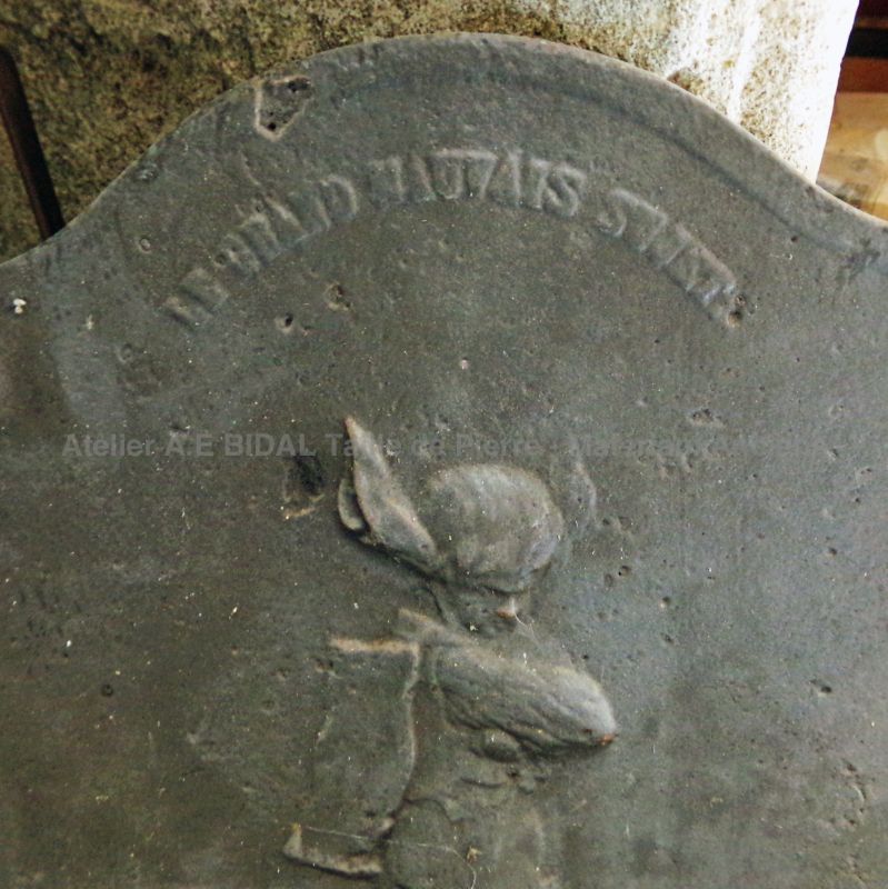 Ancienne plaque de fonte avec écolier