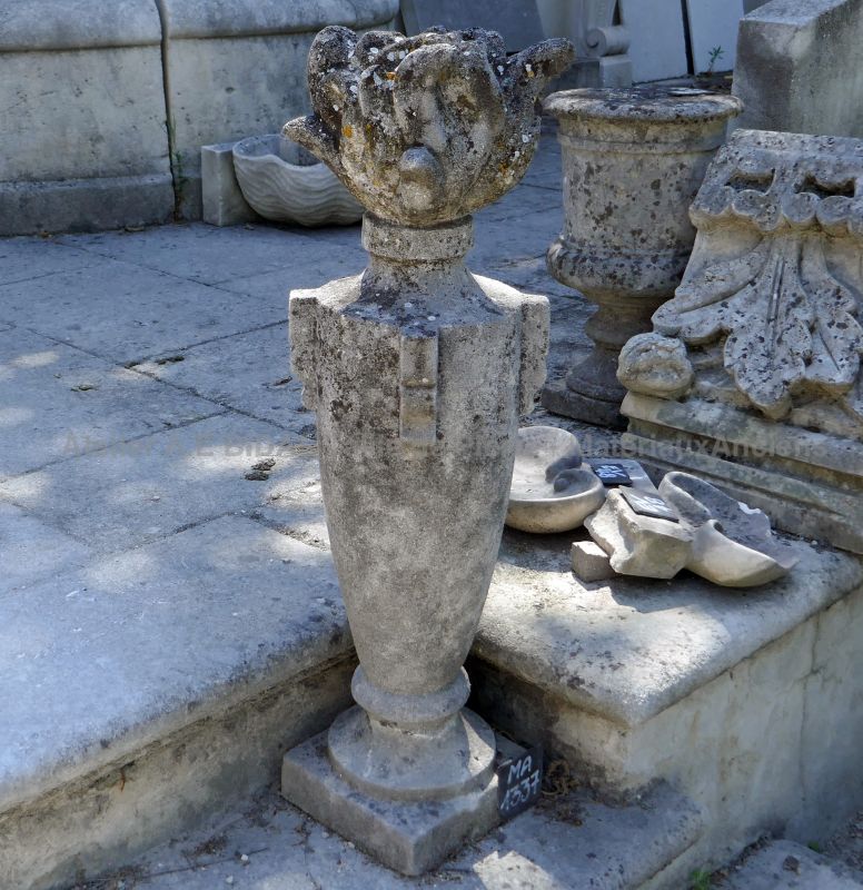 Pot à feu avec flamme pour pilier ancien ou décoration d'une entrée.