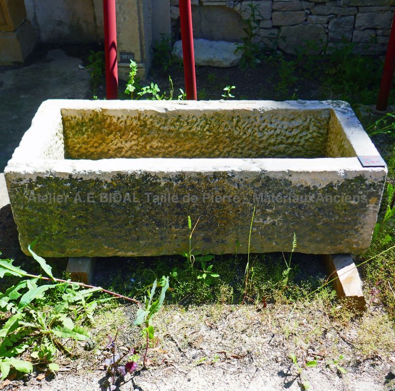 Longue auge en pierre ancienne par Alain Bidal Matériaux Anciens en Provence