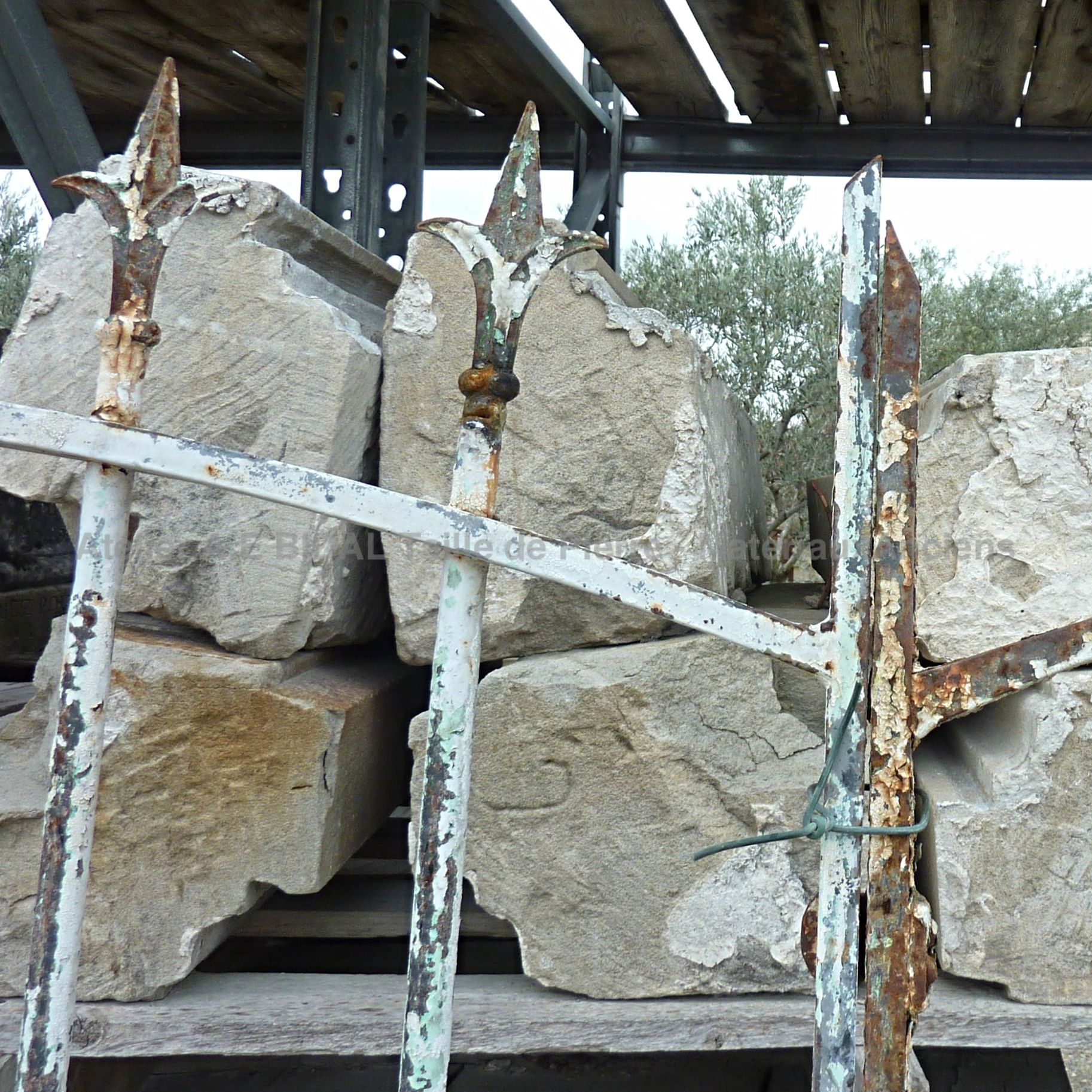 Zoom sur la grille ancienne de notre portail ancien en fer forgé.