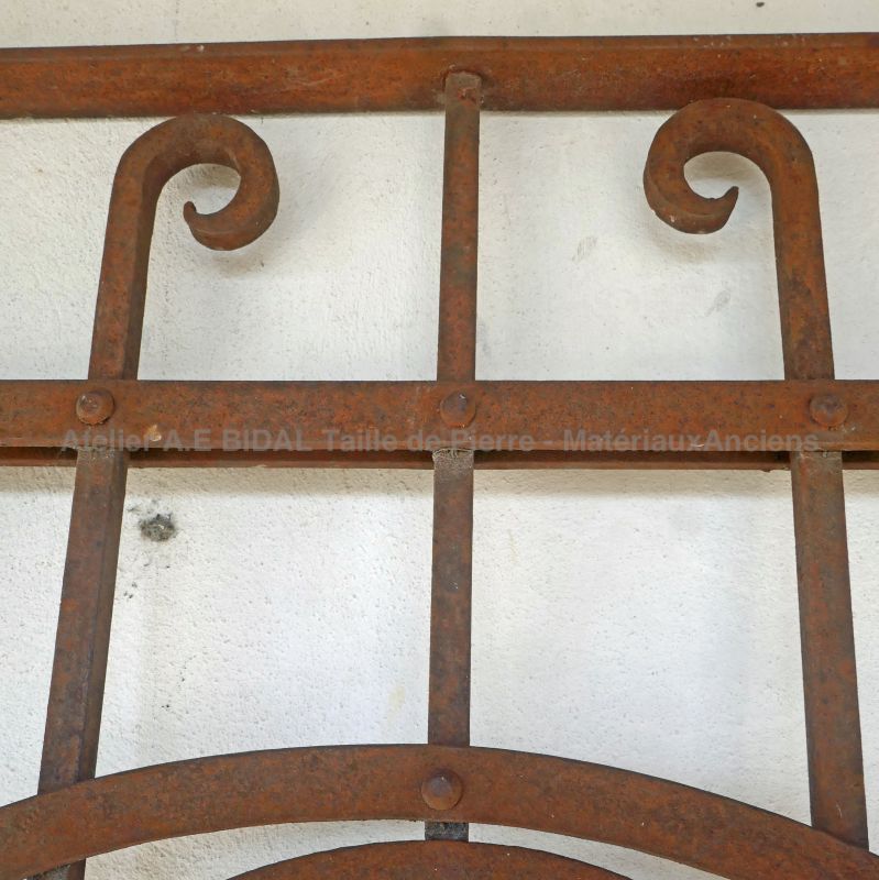 Grille de porte ancienne en fer forgé riveté à l'ancienne - Alain BIDAL Matériaux Anciens en Provence