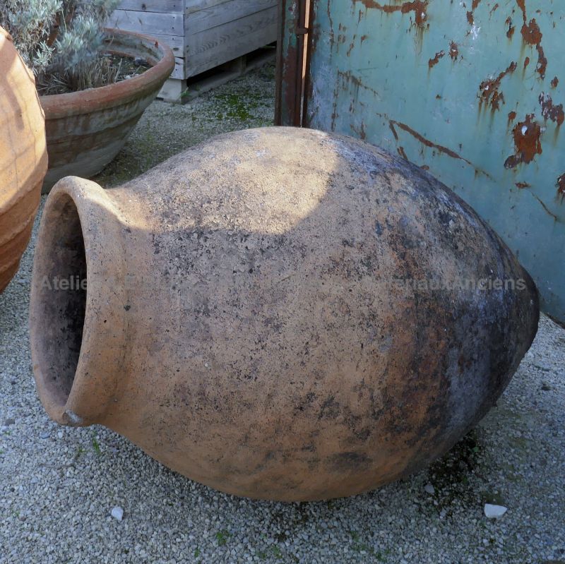 Belle jarre ancienne en terre cuite à découvrir chez Les Matériaux Anciens en Provence Alain BIDAL