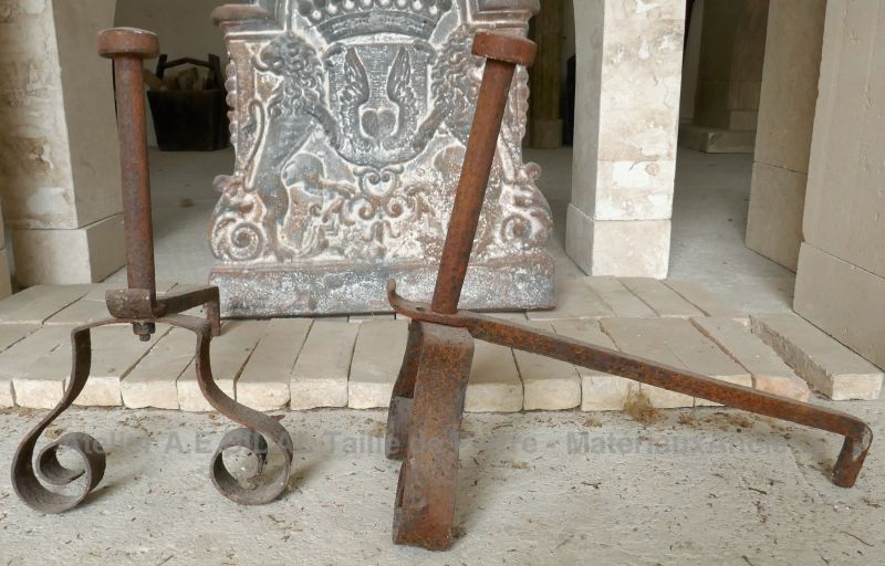 Anciens chenets en fer forgé riveté en vente chez Alain BIDAL Matériaux Anciens en Provence.