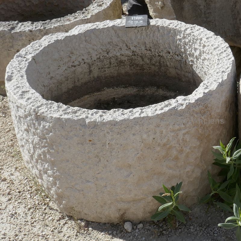 Auge ancienne en pierre dure - Bac en pierre pour jardinière rustique et robuste.