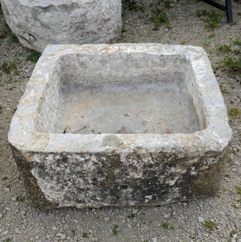 Ancien bac peu profond en pierre dure par le spécialiste de la pierre naturelle en Provence, Alain BIDAL