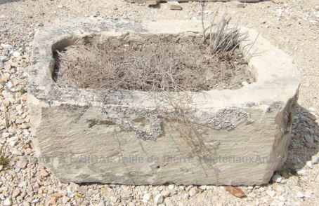 Bac ancien en pierre de coloris clair,  bac rectangulaire.