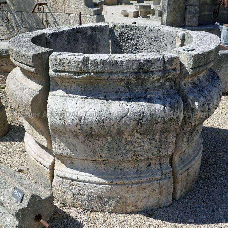 Puits ancien en pierre | Décoration du jardin par Atelier Alain Bidal en Provence