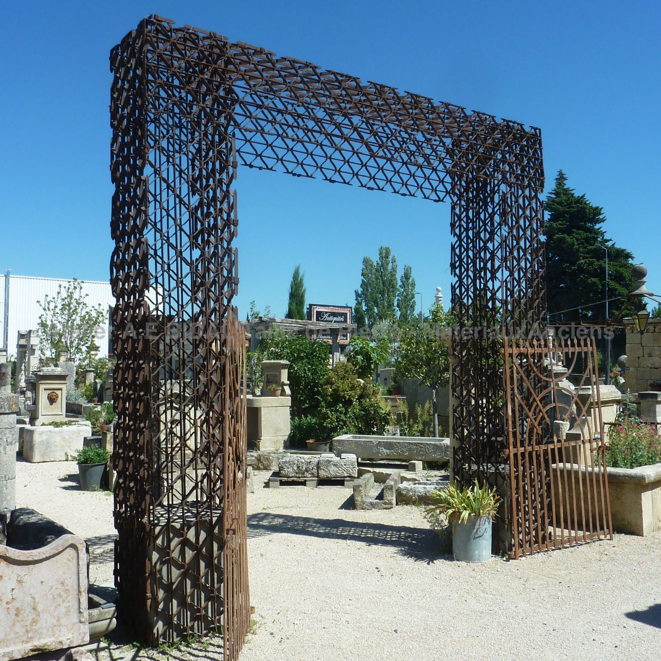 Encadrement de porte 380cm x390cm - en fonte ancienne.