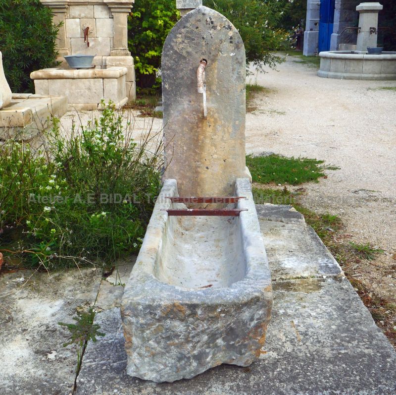 Fontaine d'extérieur avec ancienne auge rectangulaire en vente en Provence chez Atelier Alain BIDAL