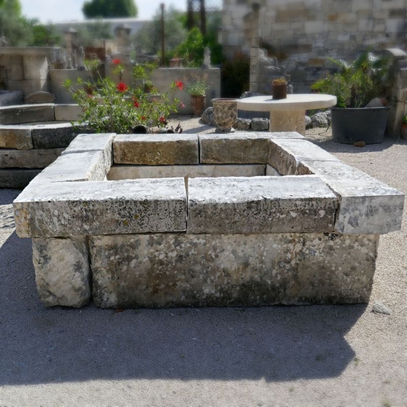 Handcrafted basins and ponds in natural stone for the decoration and landscaping of your garden.