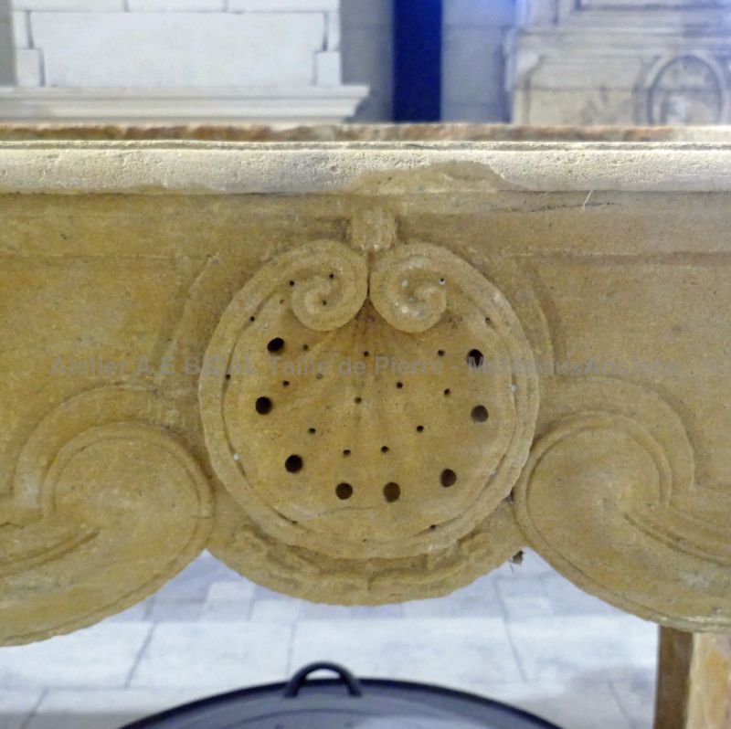 Cheminée ancienne en pierre dorée de style Louis XV en vente chez Alain Bidal Matériaux Anciens