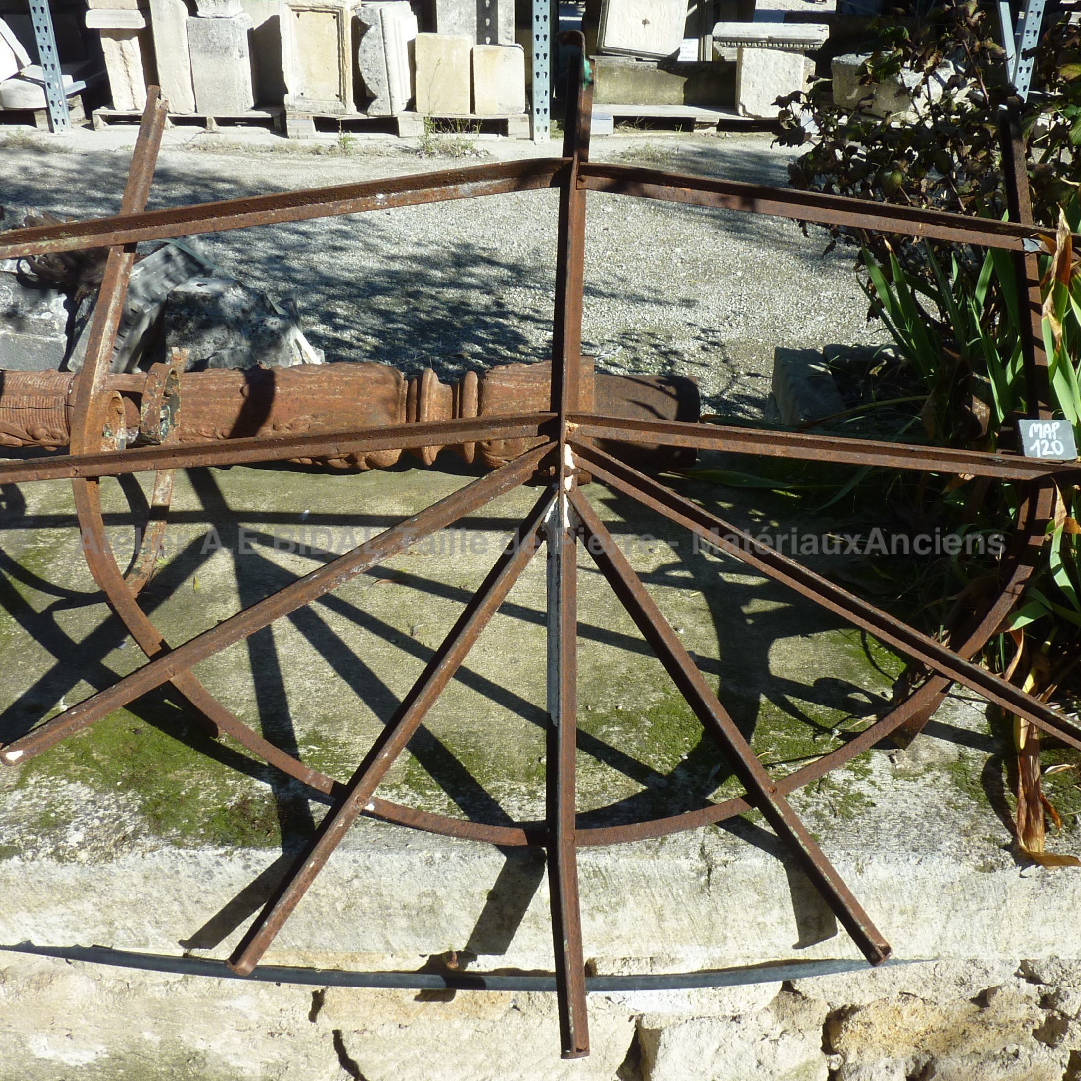 Marquise en fer forgé pour une décoration élégante d'une porte d'entrée.