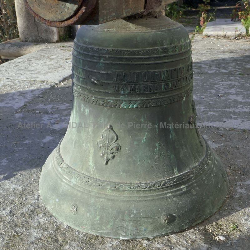 Vieille cloche de diamètre 28 cm - Alain BIDAL Matériaux Anciens en Provence