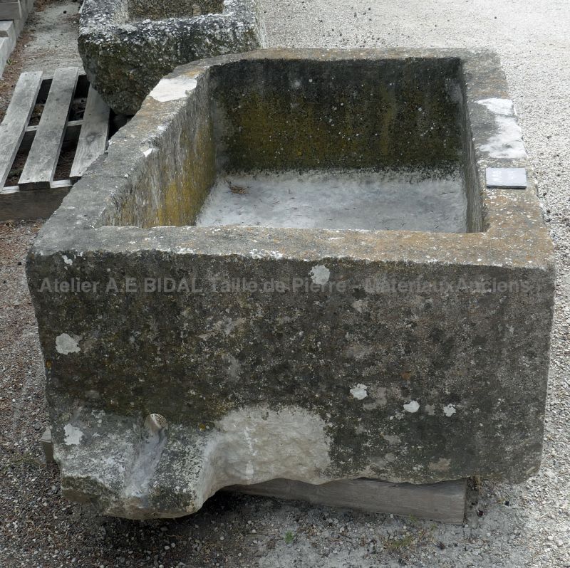 Vente de bacs anciens en pierre ancienne chez Alain Bidal en Provence.