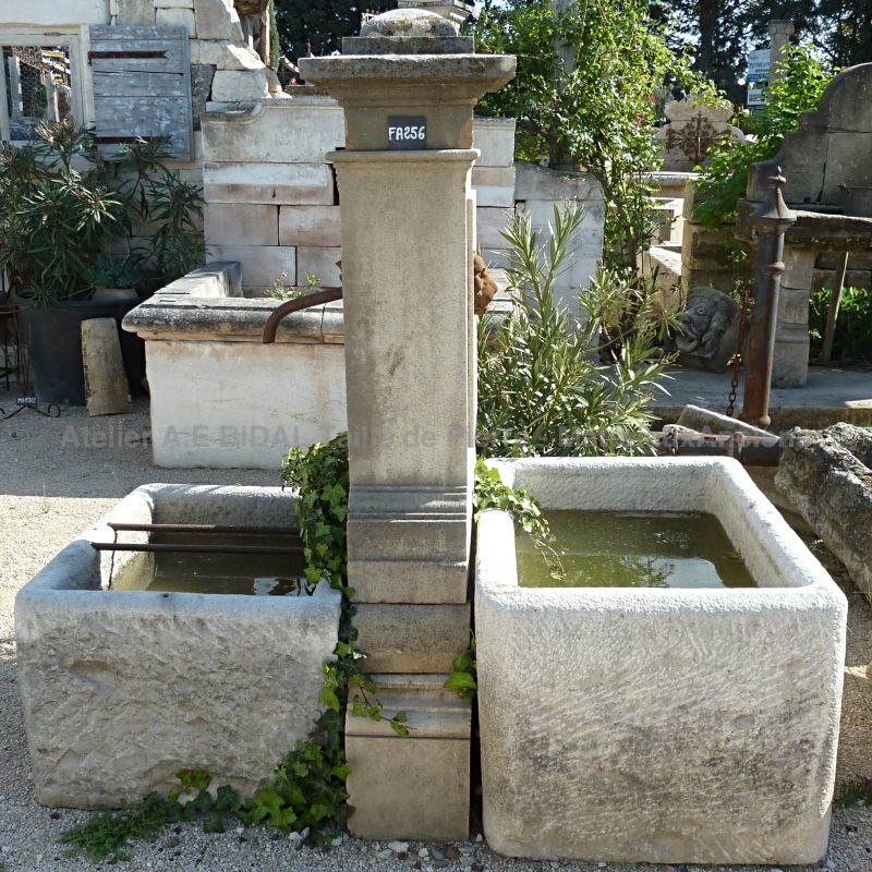 Fontaine de Provence avec 2 bacs anciens en pierre et fronton central en vente chez Alain BIDAL Matériaux Anciens.