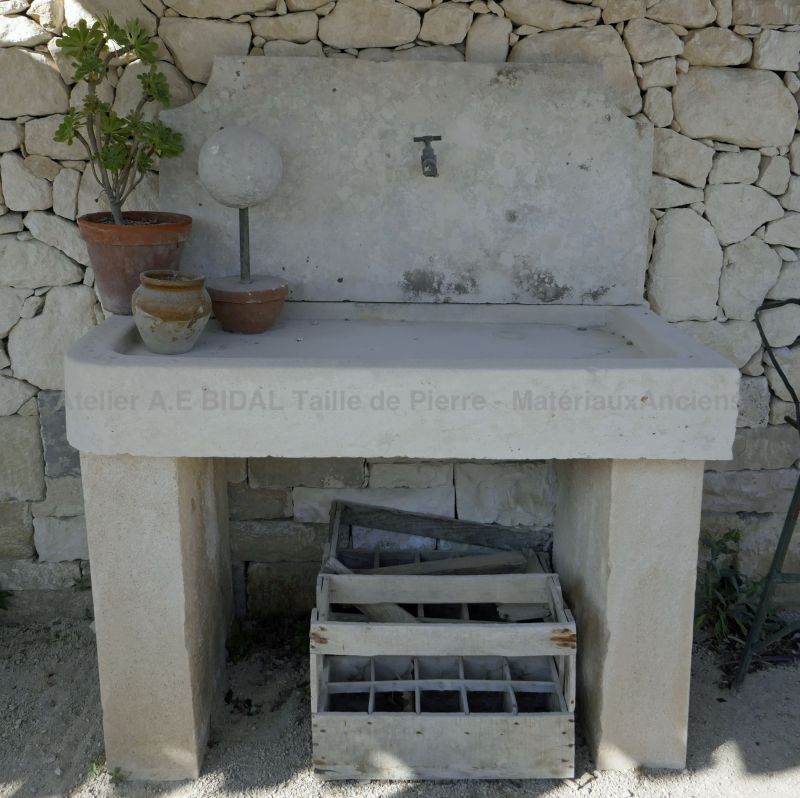Belle cuisine d'été avec évier en pierre naturelle.