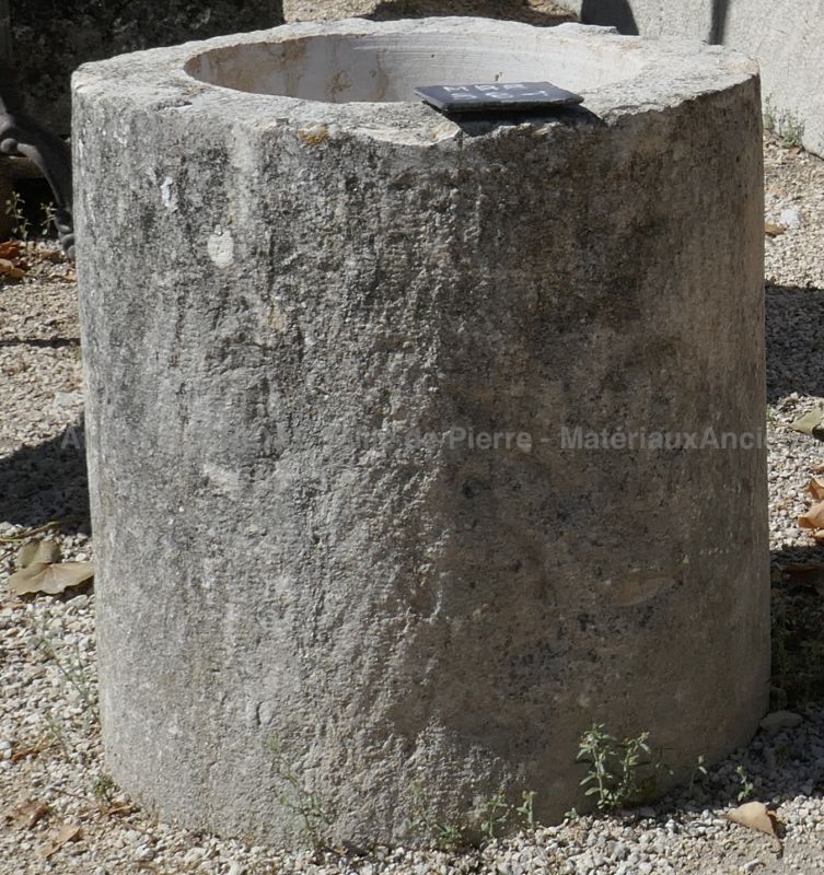 Round trough in patinated stone : small planter or decorative flower pot - Atelier Alain BIDAL (Provence)
