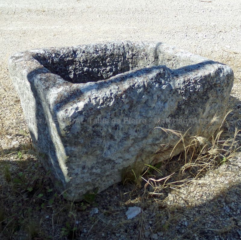 Bac ancien en pierre qui peut être utilisé comme point d'eau ou comme bac à fleur dans votre jardin - Atelier Alain BIDAL (Provence)