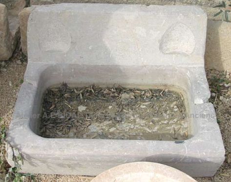 Évier ancien avec porte savon sur crédence