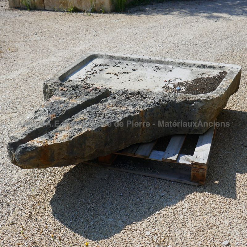 Ancien évier massif en pierre en vente chez Les Matériaux Anciens en Provence Alain BIDAL