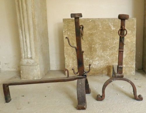 Accessoire pour cheminée : chenet et landier anciens d'aspect rustique