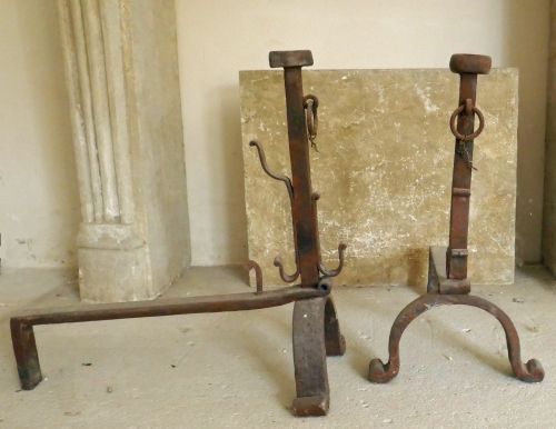 Ancienne paire de landiers en fonte de chez Alain BIDAL Matériaux Anciens en Provence.