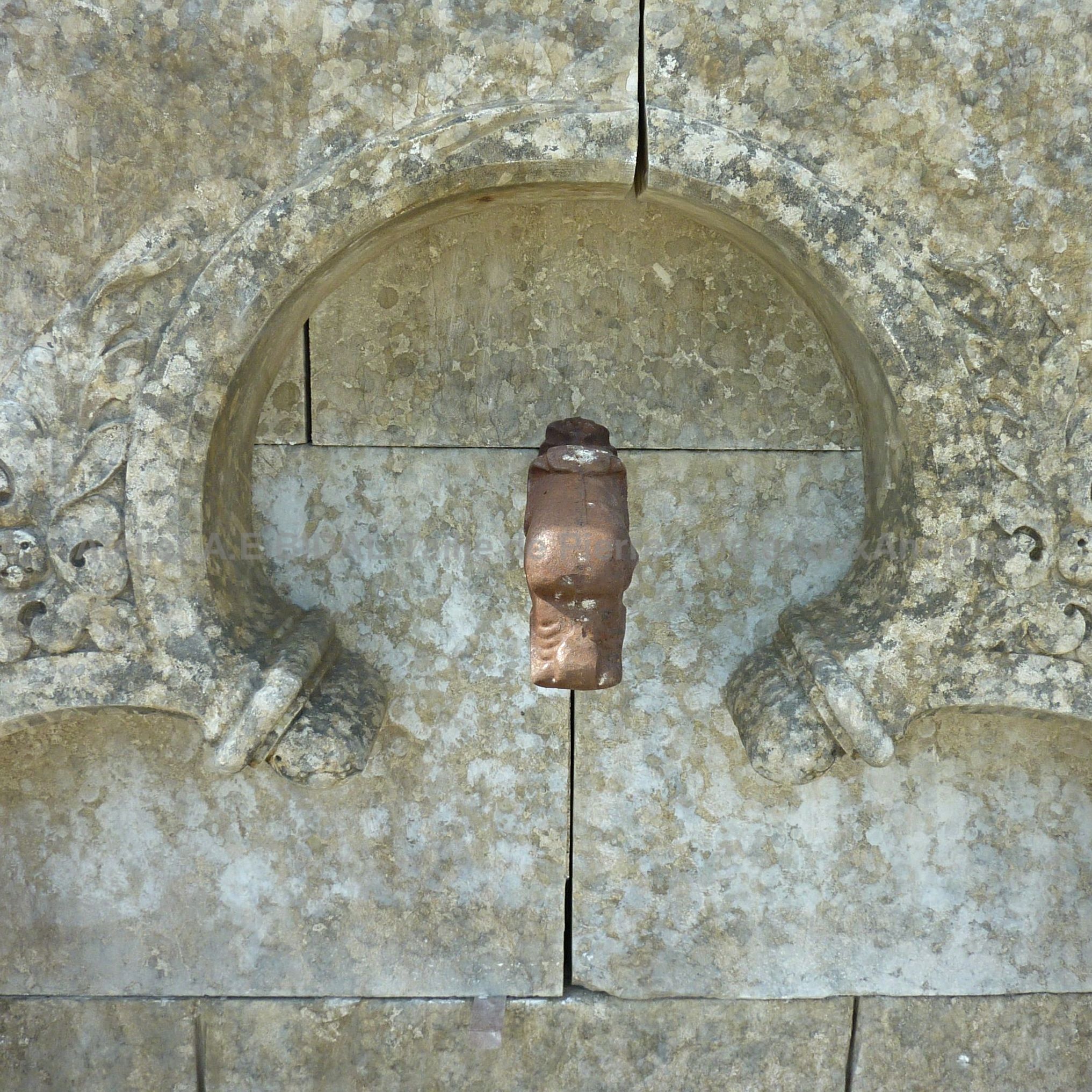 Un fronton de fontaine tout en finesse sculpté dans la pierre naturelle patinée par le temps - Une création A Bidal.