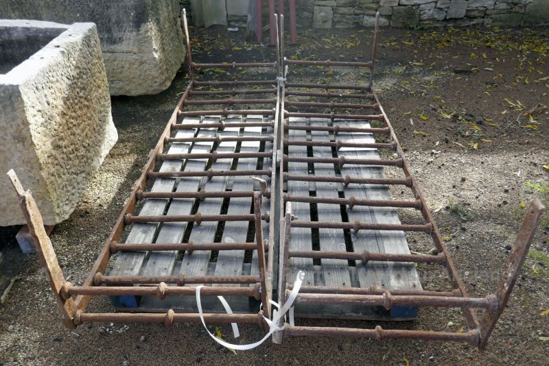 Grilles anciennes en fer forgé en vente chez Alain Bidal Matériaux Anciens en Provence.