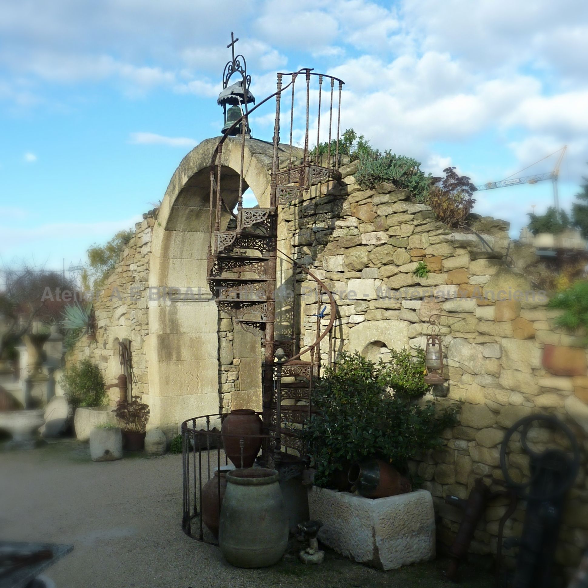 Superbe ancien escalier colimaçon en fonte ** VENDU