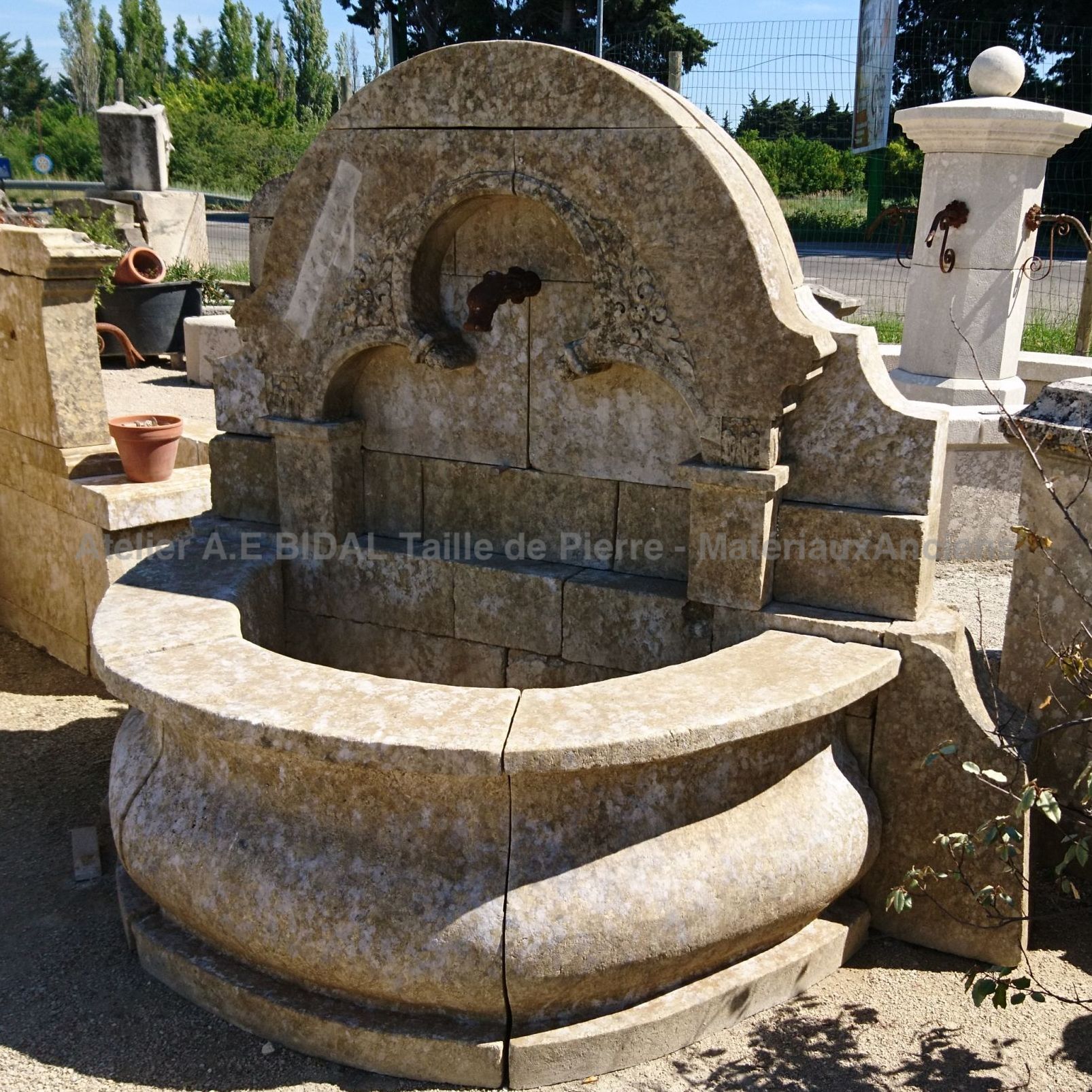 En Provence, les fontaines sont partout. Alors pourquoi pas dans votre jardin avec cette fontaine ancienne de chez Bidal ?