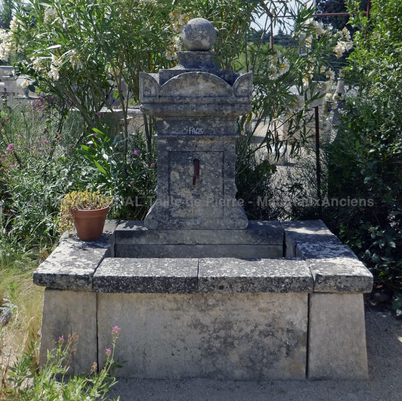 Fontaine murale en vieilles pierres | Fontaine de jardin de style classique et traditionnel en matériaux anciens.