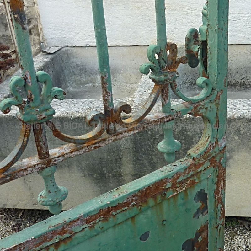 Detail of our old iron gate | Gates and Pillars on sale at Alain BIDAL in Provence