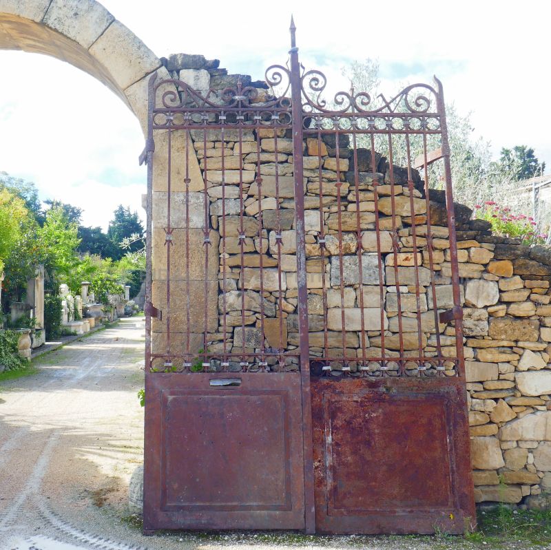 Portail ancien en fer forgé : portail à deux vantaux en vente chez Alain BIDAL Matériaux Anciens en Provence