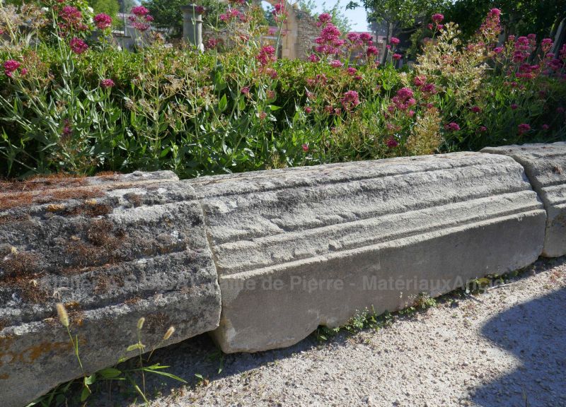 Ancien bassin en vieilles pierres patinées et moulurées par Les Matériaux Anciens Alain BIDAL, Provence.