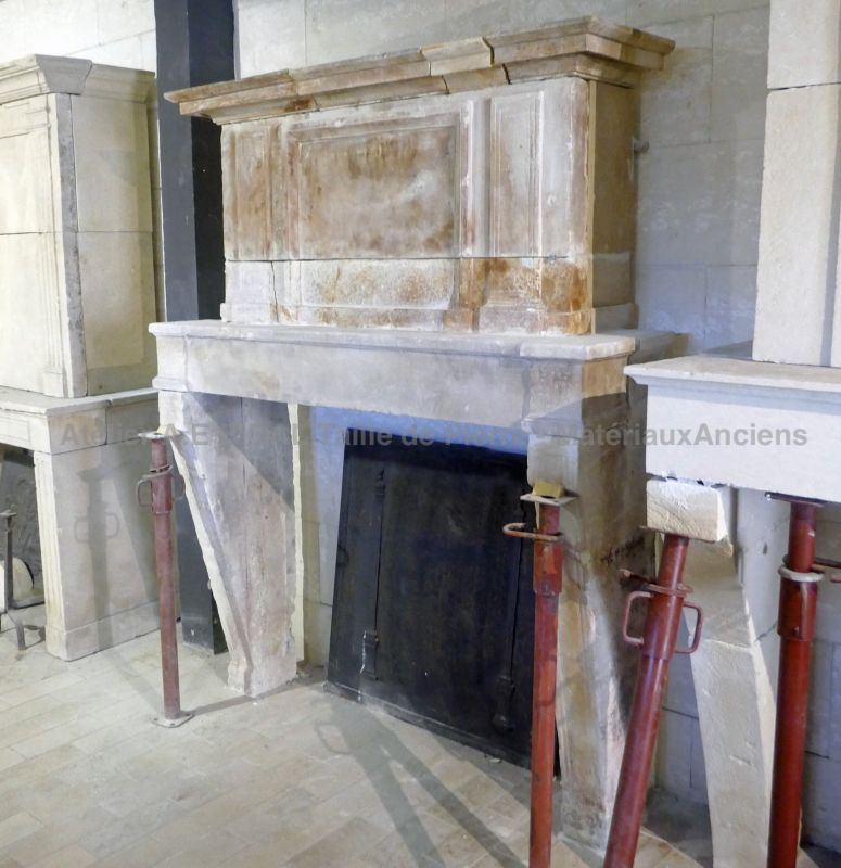Cheminée Louis XVI en pierre calcaire patinée vendue avec son trumeau - Atelier Alain BIDAL (Provence)
