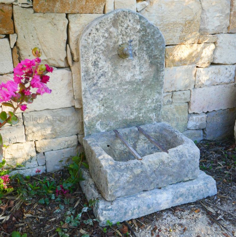 Fontaine en pierres anciennes facile à installer et peu onéreuse : Alain BIDAL Matériaux Anciens en Provence