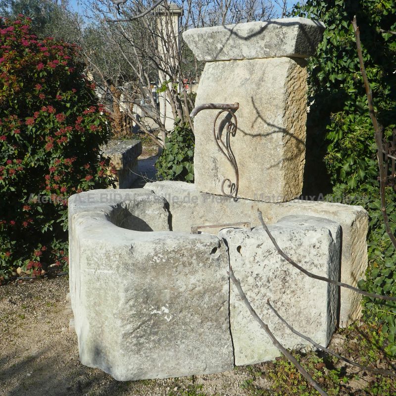 Fontaine murale en pierres anciennes et patinées pour un bel aménagement extérieur : Atelier Alain BIDAL, Provence