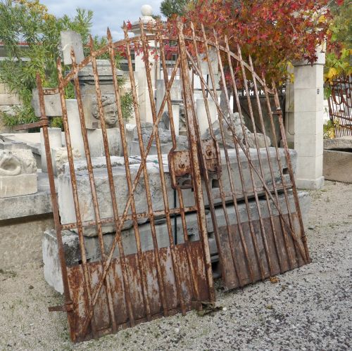Portail ancien en fer forgé : portail semi-ajouré à deux vantaux à vendre chez Alain BIDAL Matériaux Anciens en Provence.