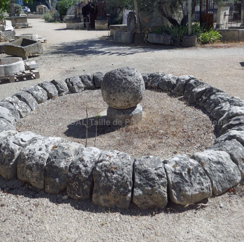Fontaine centrale avec bassin pouvant devenir un bassin à poissons - idéale pour la décoration du jardin ou d'une cour.