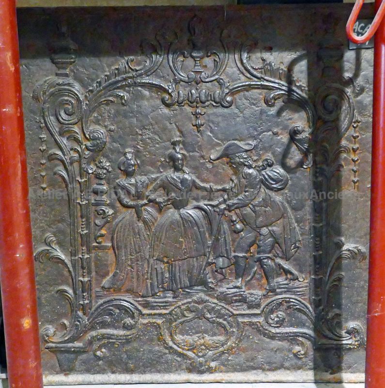 Détail de notre ancienne plaque en fonte de style baroque pour cheminée : centre haut