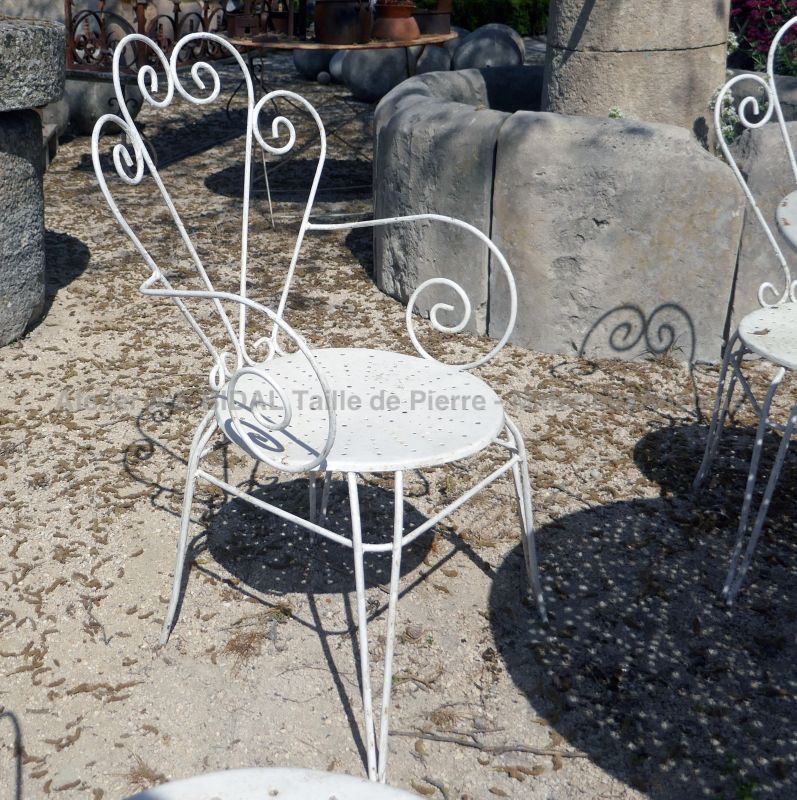 Fauteuil ancien en fer forgé laqué blanc- mobilier de jardin vintage par Alain BIDAL