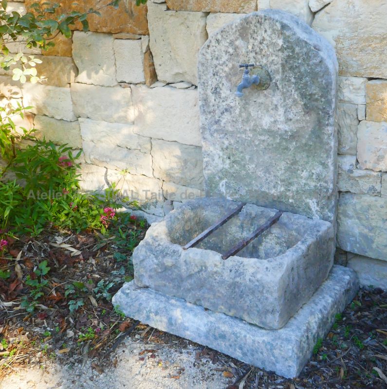 Petite fontaine en pierre peu onéreuse et facile à installer : Atelier Alain BIDAL (Provence)
