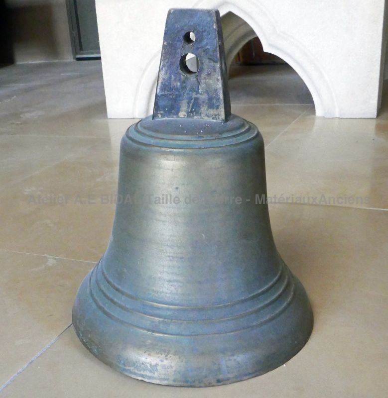 Vieille cloche en bronze en parfait état - Les Matériaux Anciens en Provence Alain BIDAL
