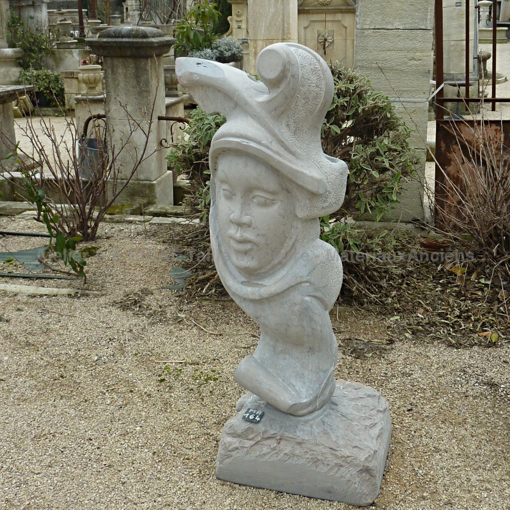 Belle petite fontaine de jardin - sculpture en pierre.