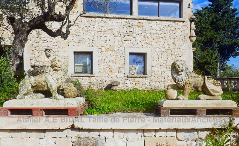 18th Century antique stone lions with base - Atelier Alain BIDAL (Provence)